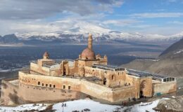 İshak Paşa Sarayı kışın da ziyaretçilerini büyülüyor