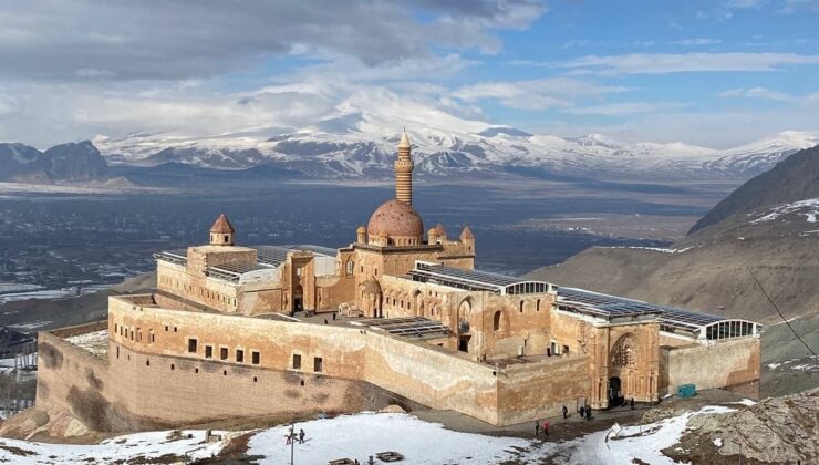 İshak Paşa Sarayı kışın da ziyaretçilerini büyülüyor