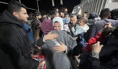 İsrail, para ve tehditle Gazze’ye dönüşü durduruyor