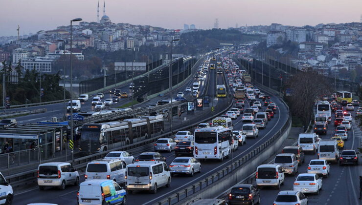 İstanbul’da bazı bölgelerde trafik yoğunluğu yaşanıyor