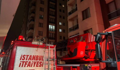 İstanbul’da bir sitenin otoparkında elektikli araçta yangın çıktı: Binalar tahliye edildi, araçlar zarar gördü!
