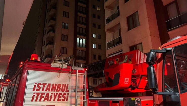 İstanbul’da bir sitenin otoparkında elektikli araçta yangın çıktı: Binalar tahliye edildi, araçlar zarar gördü!