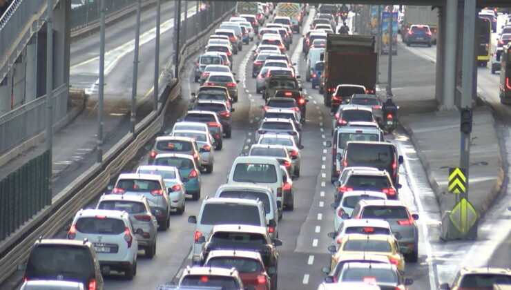 İstanbul’da haftanın ilk iş gününde trafik yoğunluğu!