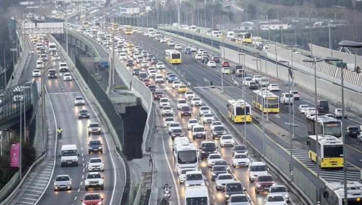 İstanbul’da trafik kilitlendi… Yoğunluk yüzde 80’e çıktı!