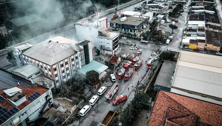 İzmir’de ayakkabı fabrikasında yangın: Üst kattakileri itfaiye kurtardı