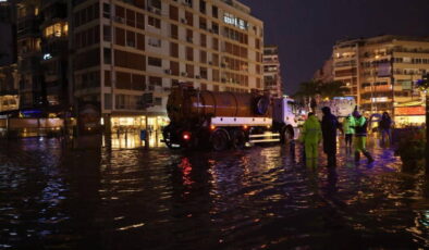 İzmir’de fırtına! Deniz ile kara birleşti