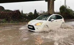 İzmir’de sağanak kabusu: Trafik durma noktasına geldi, sürücüler mahsur kaldı