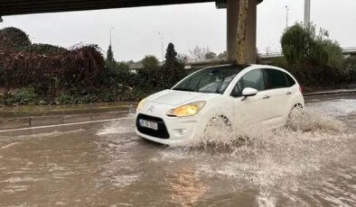 İzmir’de sağanak kabusu: Trafik durma noktasına geldi, sürücüler mahsur kaldı