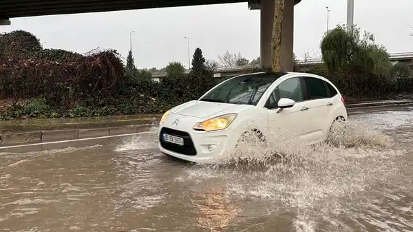 İzmir’de sağanak kabusu: Trafik durma noktasına geldi, sürücüler mahsur kaldı
