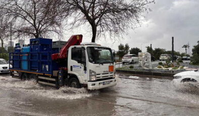 İzmir’de sağanak nedeniyle yollar göle döndü