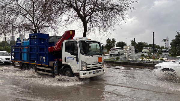 İzmir’de sağanak nedeniyle yollar göle döndü