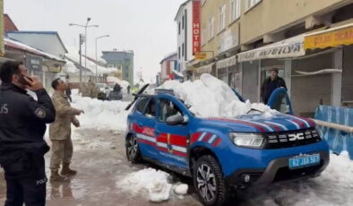 Jandarma aracına çatıda biriken kar düştü: 2 yaralı