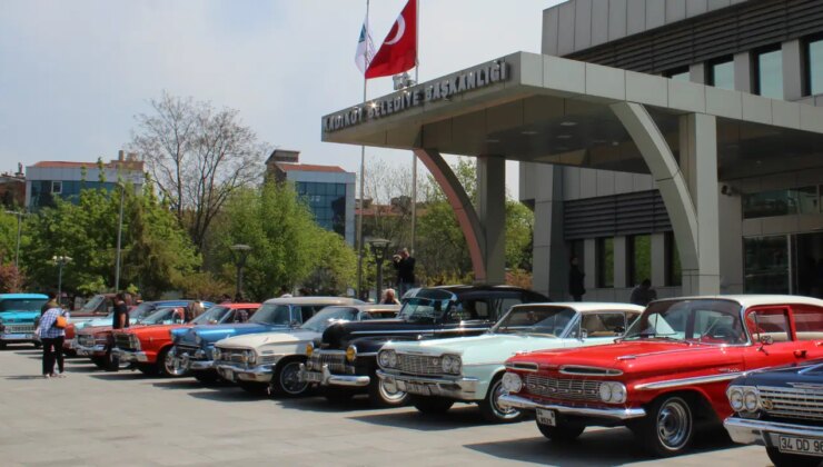 Kadıköy’de Sevgililer Günü’ne özel klasik otomobil konvoyu