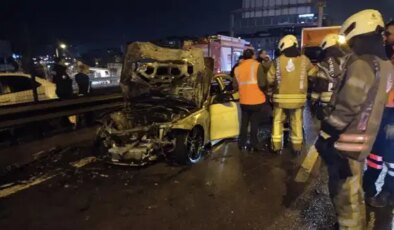 Kadıköy’de seyir halindeki otomobil yandı