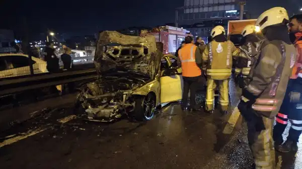 Kadıköy’de seyir halindeki otomobil yandı