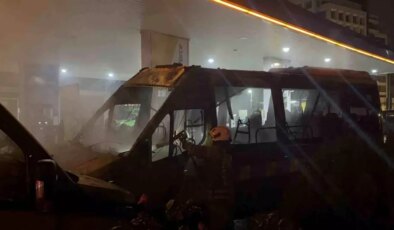 Kağıthane’de benzin istasyonunda 2 minibüs alev aldı