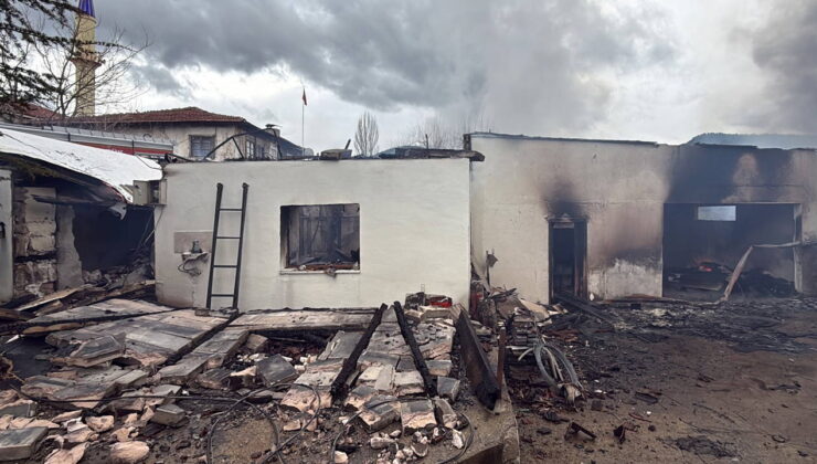 Karabük’te korkutan yangın: 4 ev, ahır ve traktör yandı, 2 büyükbaş öldü