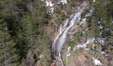Kastamonu’da karların eriyişiyle oluşan ‘Kar Şelalesi’ büyülüyor