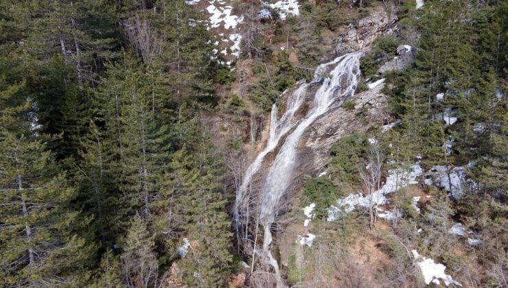 Kastamonu’da karların eriyişiyle oluşan ‘Kar Şelalesi’ büyülüyor