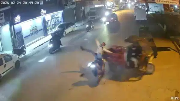 Kaza anı kamerada: Adana’da 2 motosiklet çarpıştı