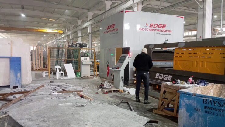 Kesimi yapılan mermer blok düştü: 5 işçi yaralandı