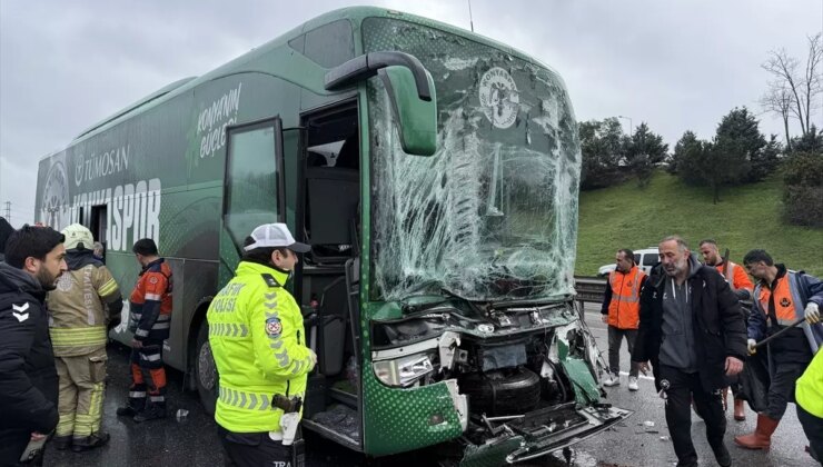 Konyaspor Futbol Akademisi oyuncularını taşıyan otobüs İstanbul’da kaza yaptı