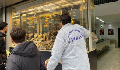 Kuyumcu çalışanını darbedip 1 kiloya yakın altını alarak kaçtılar!