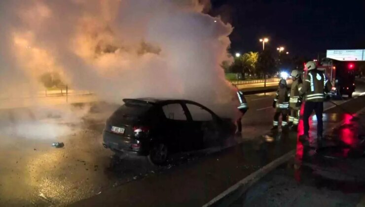 Maltepe’de seyir halindeki otomobil alev alev yandı