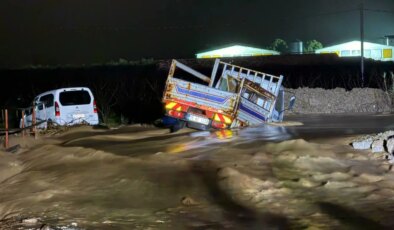 Manisa’da sağanak esareti… İki araç derede mahsur kaldı!