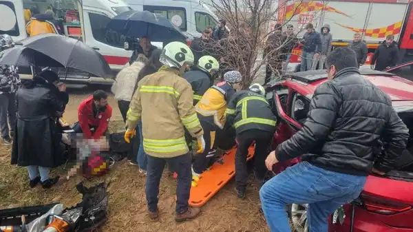 Mardin’de otomobil ile TIR çarpıştı: Ölü ve yaralılar var