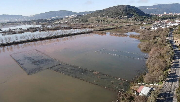 Muğla’da sağanak kabusu: Tarım arazileri göle döndü, yollar kapandı!
