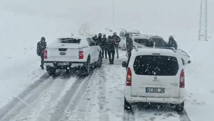 Muş’ta 3 araçta mahsur kalanlar kurtarıldı