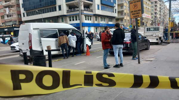 Müteahhit ile emlakçı arasında ‘tadilat’ kavgası: 3 yaralı