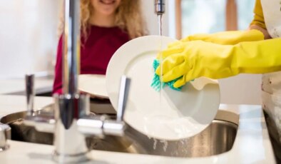 Mutfak süngerleri klozetten daha fazla bakteri barındırıyor: Uzmanlardan ‘her hafta değiştirilmeli’ uyarısı