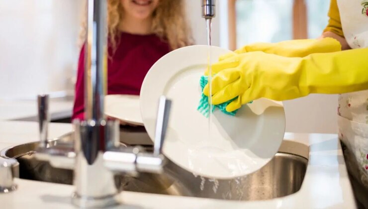 Mutfak süngerleri klozetten daha fazla bakteri barındırıyor: Uzmanlardan ‘her hafta değiştirilmeli’ uyarısı