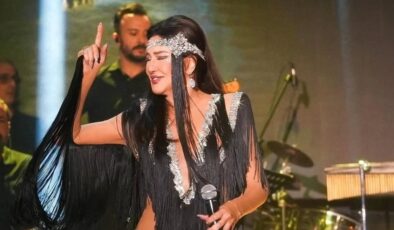 Nükhet Duru’nun sahne kıyafeti olay oldu