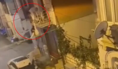 O anlar kamerada: Balkondan atlamak isteyen kadını eşi yakaladı, düşüp yaralandı
