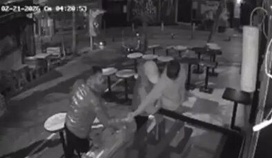 O anlar kamerada: Kadıköy Moda’da kafe önüne bırakılan çilekleri tadına bakıp çaldılar