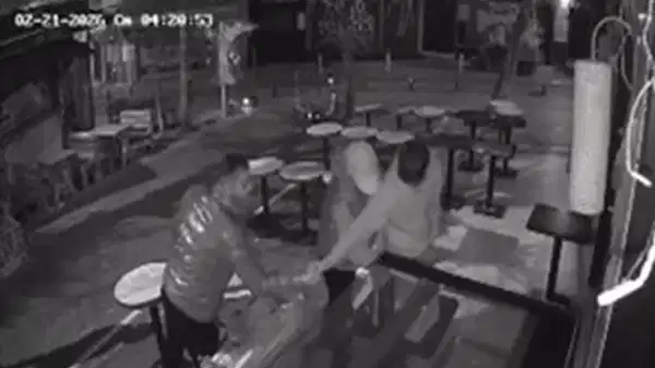 O anlar kamerada: Kadıköy Moda’da kafe önüne bırakılan çilekleri tadına bakıp çaldılar