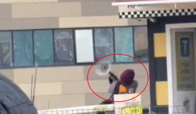 O anlar kamerada: Taksi bulamayınca durağı dağıttı