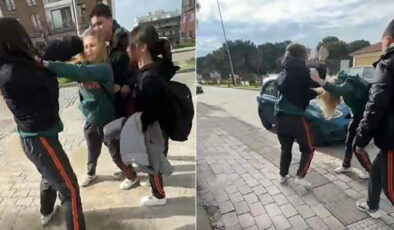 O anları kaydettiler: 14 yaşındaki kız öğrenci akranı tarafından darbedildi!