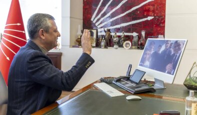 Özgür Özel, fırtına sırasında Atatürk büstünü koruyan öğrencilerle görüştü