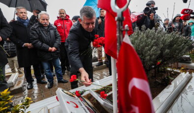 Özgür Özel, Kahramanmaraş’ta Kapıçam Deprem Şehitliği’ni ziyaret etti