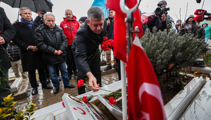 Özgür Özel, Kahramanmaraş’ta Kapıçam Deprem Şehitliği’ni ziyaret etti