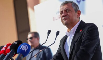 Özgür Özel’den, AKP’li Hatipoğlu’na ‘saat’ göndermesi: Kolunda bin emekli maaşı var, 28 bin liraya ‘hayır’ diyor!