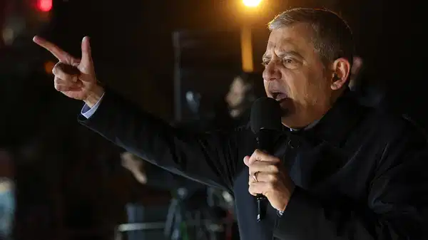 Özgür Özel’den İstanbullulara çağrı: Saat verdi, bu akşamı işaret etti!