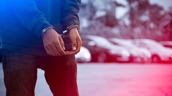 Polise hakaret edip satırla saldıran madde bağımlısı şahıs tutuklandı
