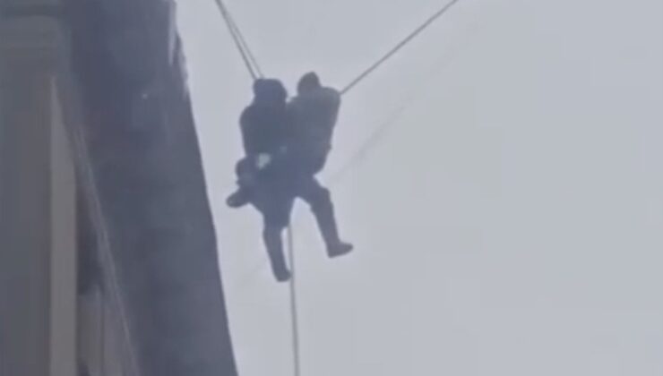 Rusya’da çatıdan düşen görevli son anda kurtuldu