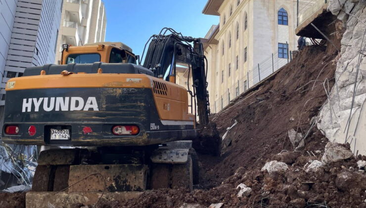 Şanlıurfa’da kaymakamlık binasının yanındaki istinat duvarı çöktü!