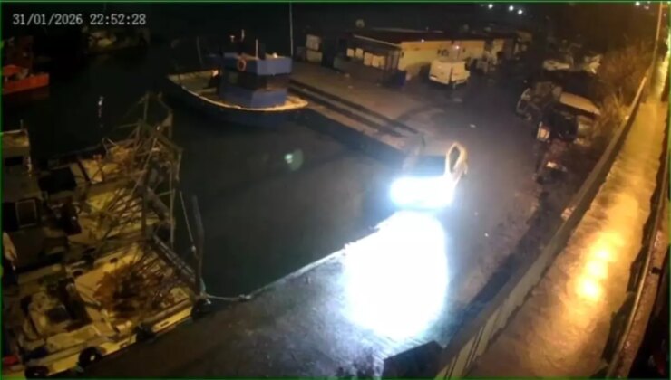 Sarıyer’de aynı yerde aynı şekilde ikinci kez bir araç mendirekte asılı kaldı. O anlar kamerada